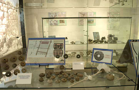 Antiquarium, sala del primo piano. Vetrina con reperti utilizzati per le attività di filatura e tess