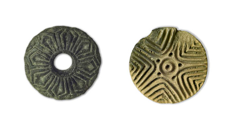 A dx, pintadera in ceramica di età nuragica. A sx, fusaiola decorata in pietra di età pre-protostori
